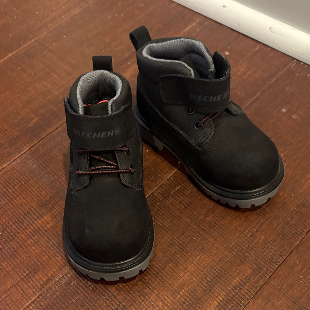 New Toddler Boys Sketchers Boots, size 7, no box